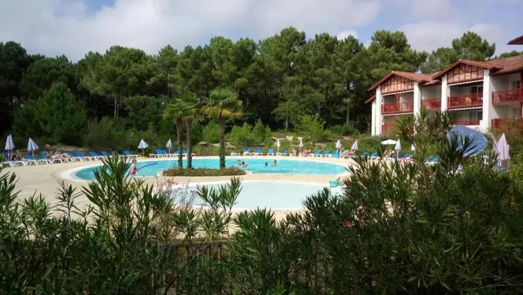 Appartement En Residence Pierre Et Vacance Au Golf 比斯卡罗斯 外观 照片